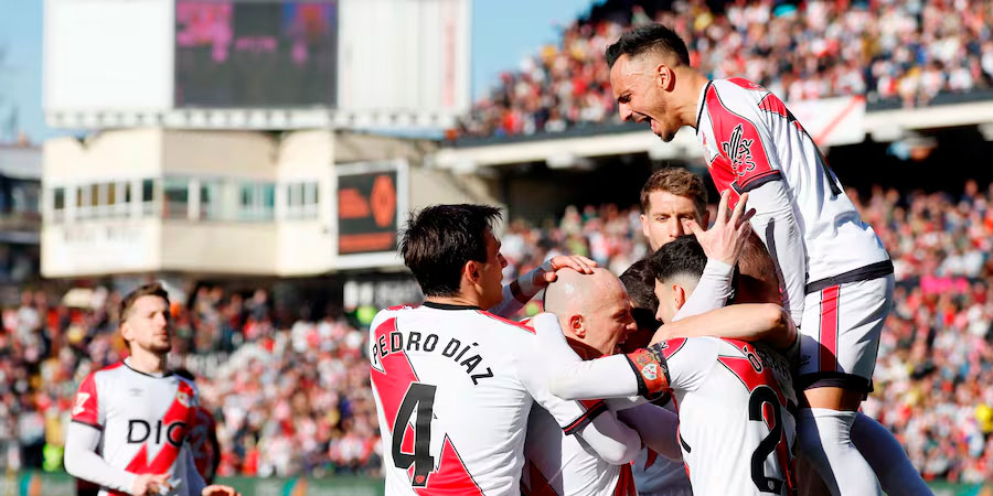 Tres puntazos para afianzarse en la parte media de la tabla (2-1) | Resumen y goles